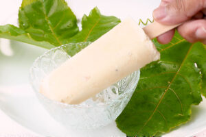 Paleta de chinola con leche.