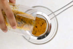 Colando jugo de chinola.