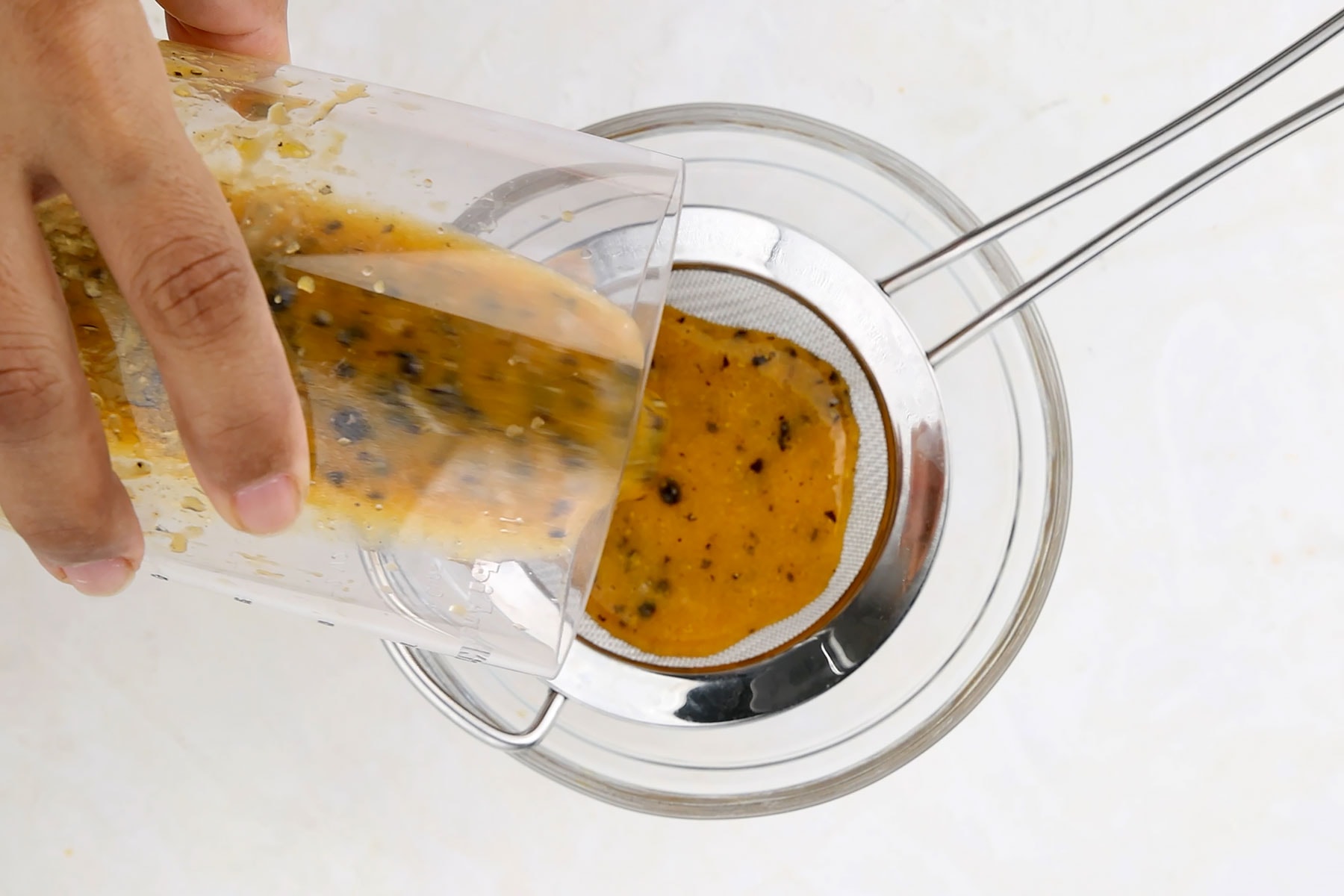 Colando jugo de chinola.