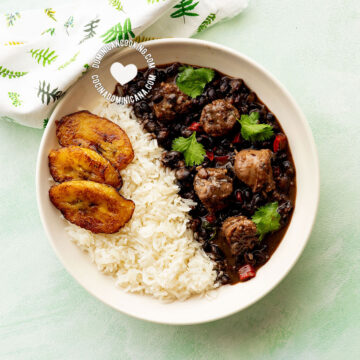 Habichuelas negras guisadas (frijoles negros).