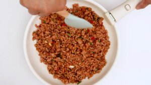 Haciendo relleno de carne molida.