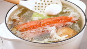 Hirviendo los ingredientes.