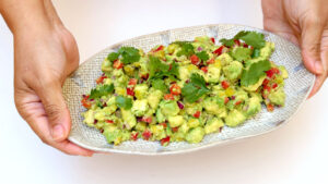 Ensalada de aguacate servida.