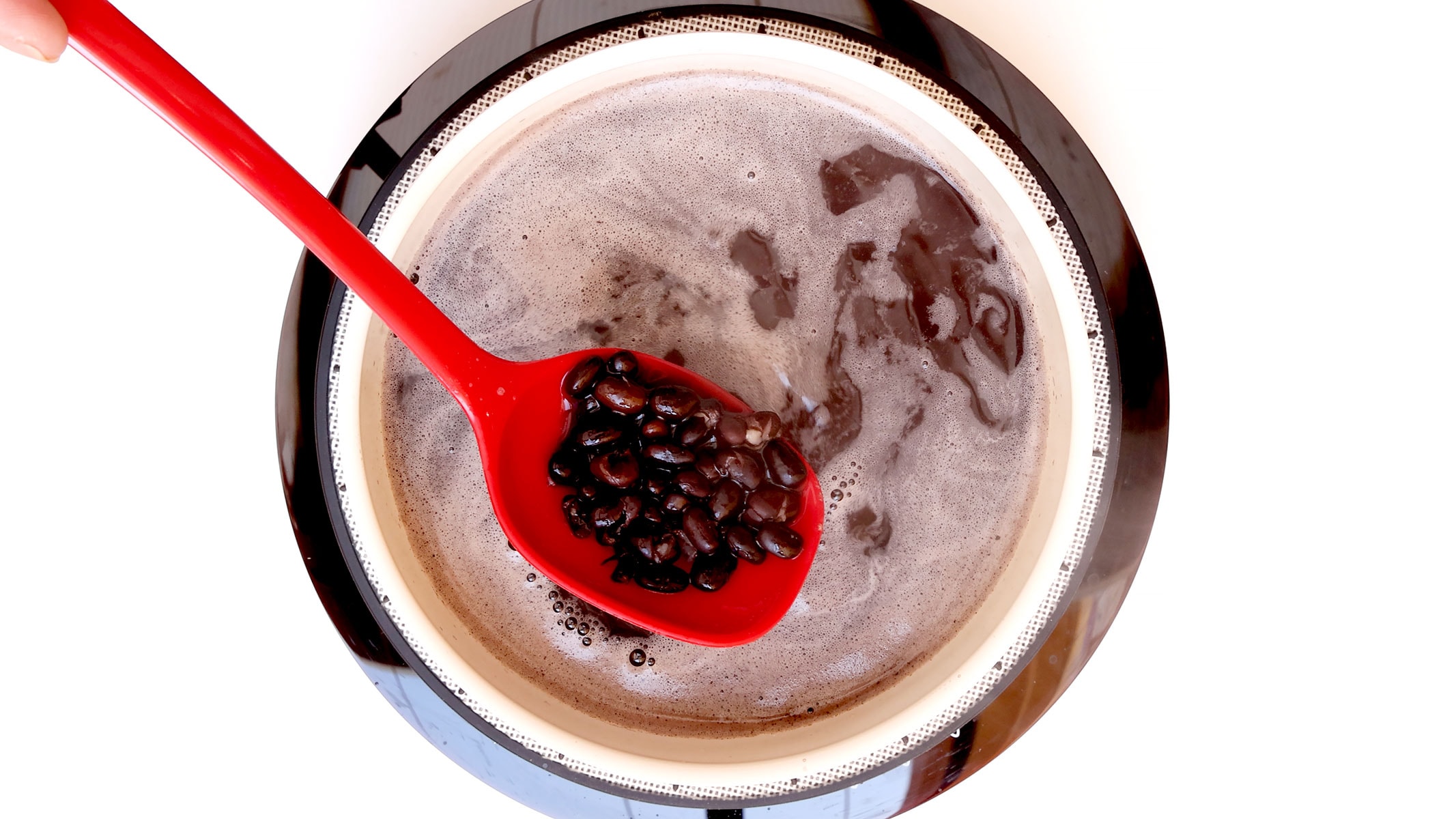 Hirviendo habichuelas negras.