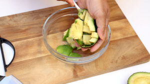 Picando el aguacate.
