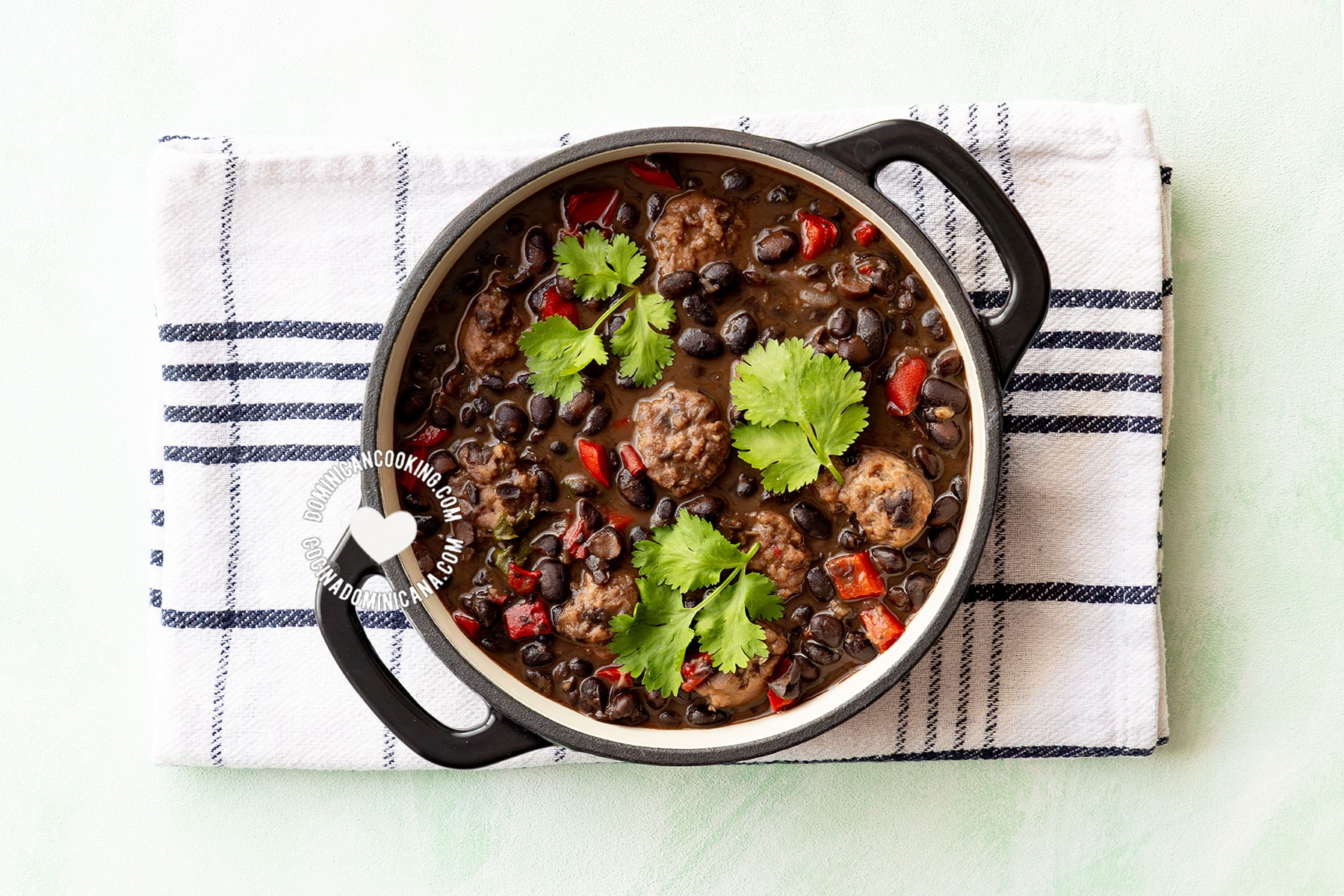 Habichuelas negras guisadas (frijoles negros).