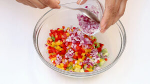 Mezclando vegetales.