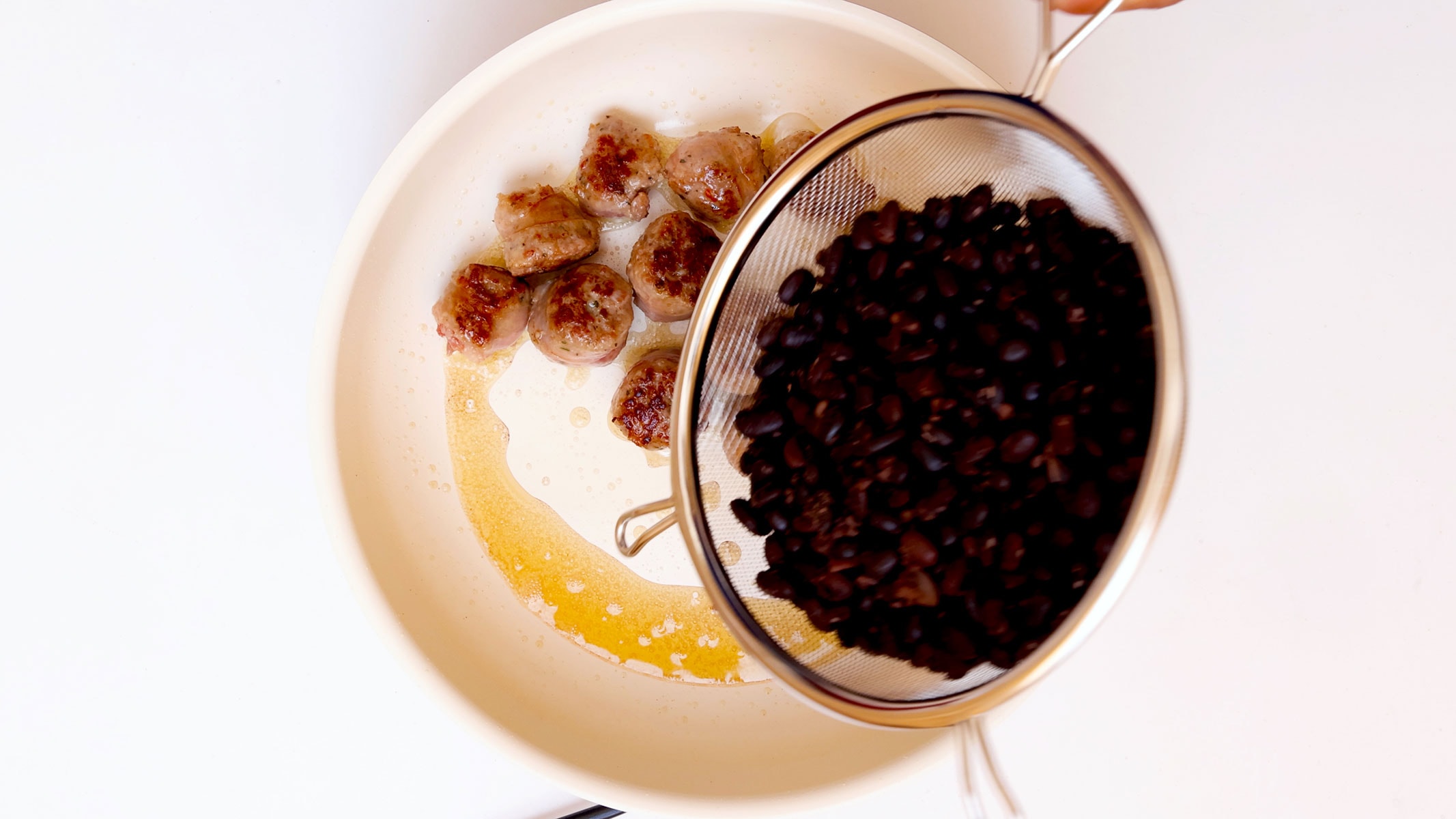 Salteando habichuelas negras.