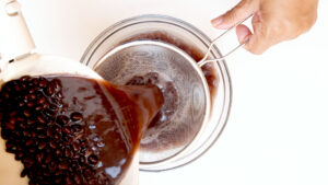 Separando habichuelas negras del liquido.