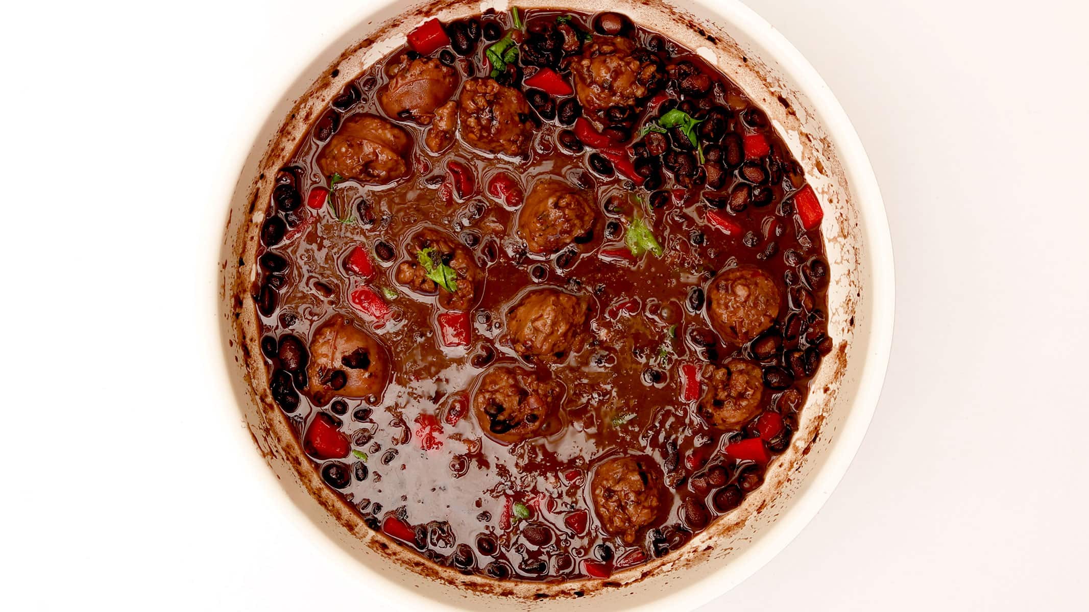 Guisando habichuelas negras.