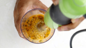 Licuando pulpa de maracuya.