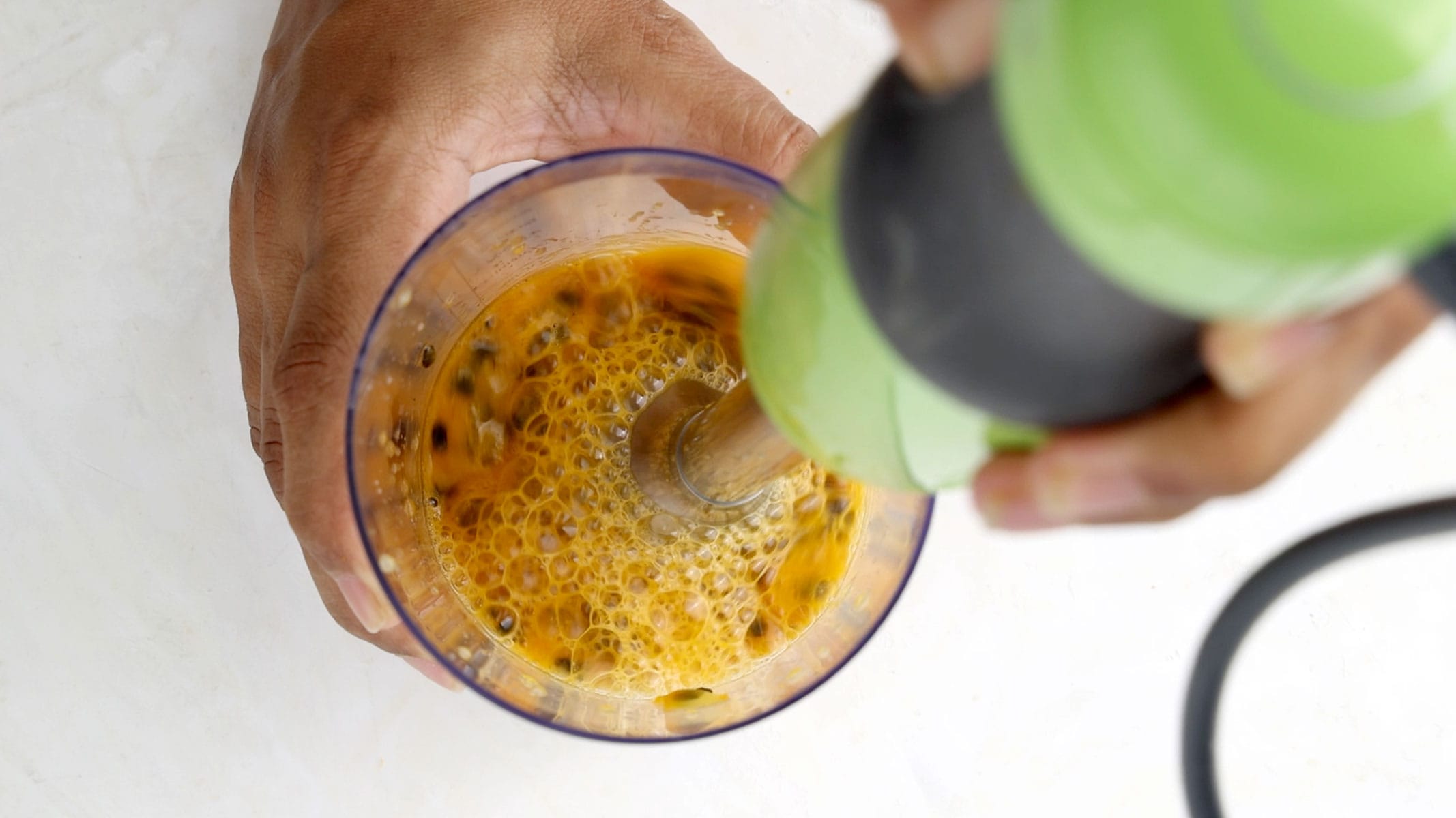 Licuando pulpa de maracuya.