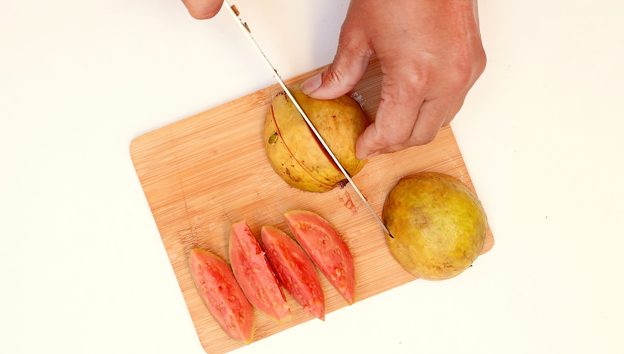 Picando la guayaba.