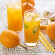 Jugo de chinola (jugo de maracuyá o parchita).