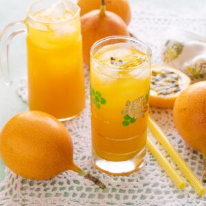 Jugo de chinola (jugo de maracuyá o parchita).