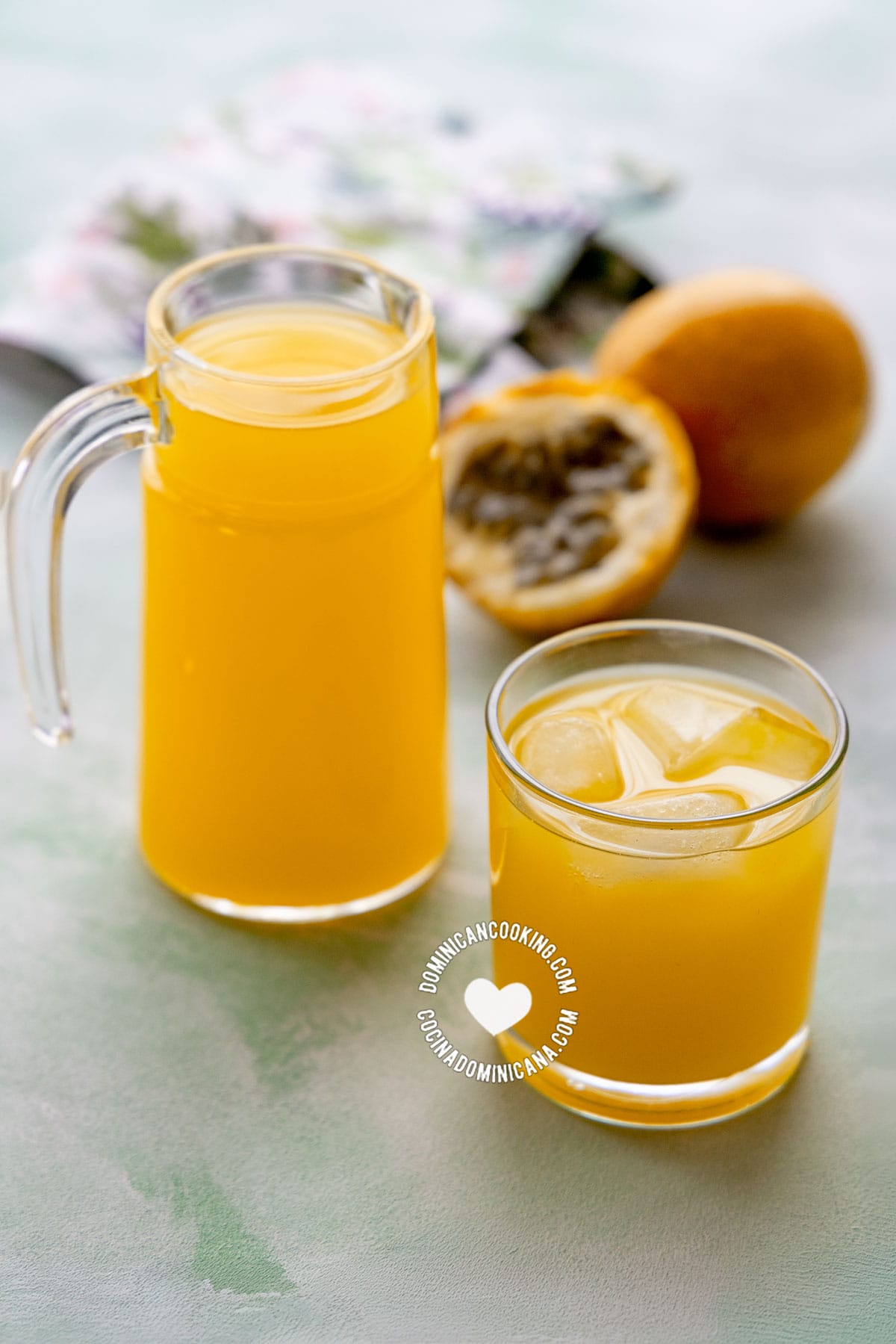 Jugo de chinola (jugo de maracuyá o parchita).