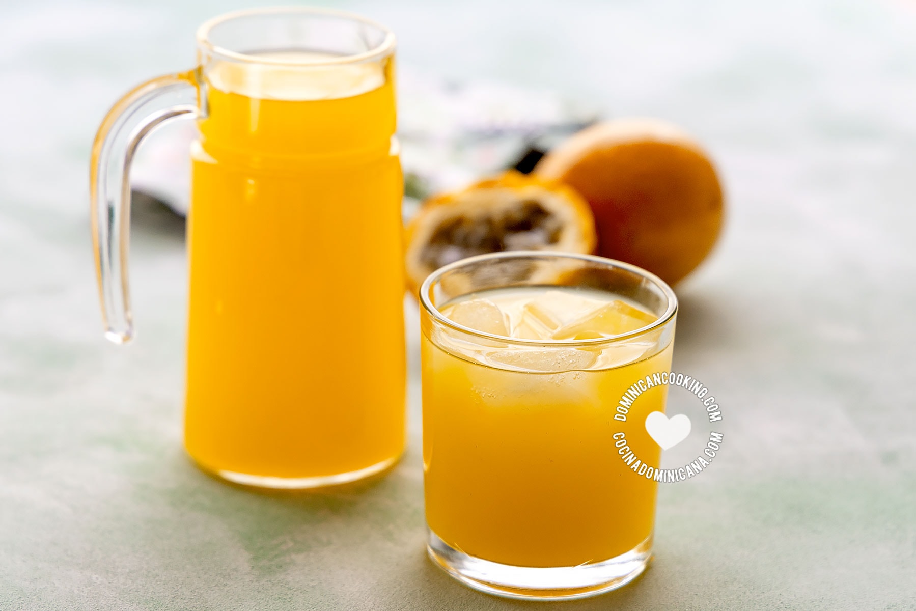 Jugo de chinola (jugo de maracuyá o parchita).