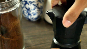 Haciendo cafe en greca.