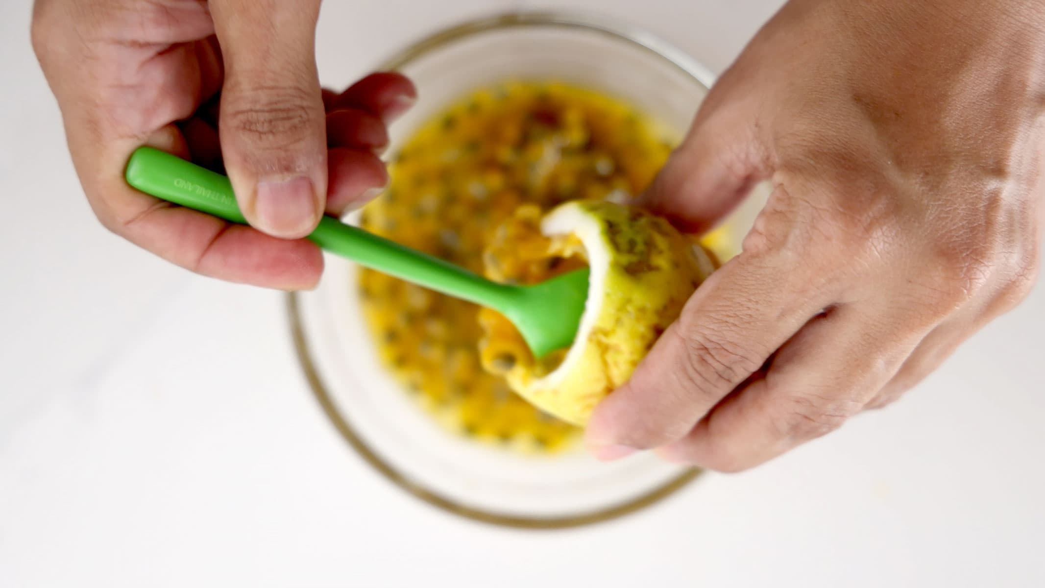 Sacando la pulpa de maracuya.