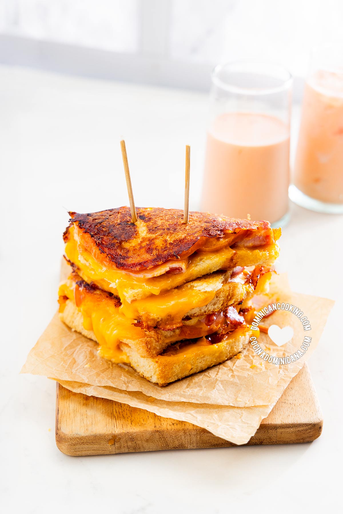 Sandwich derretido de queso.