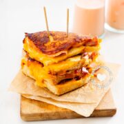 Sandwich derretido de queso.