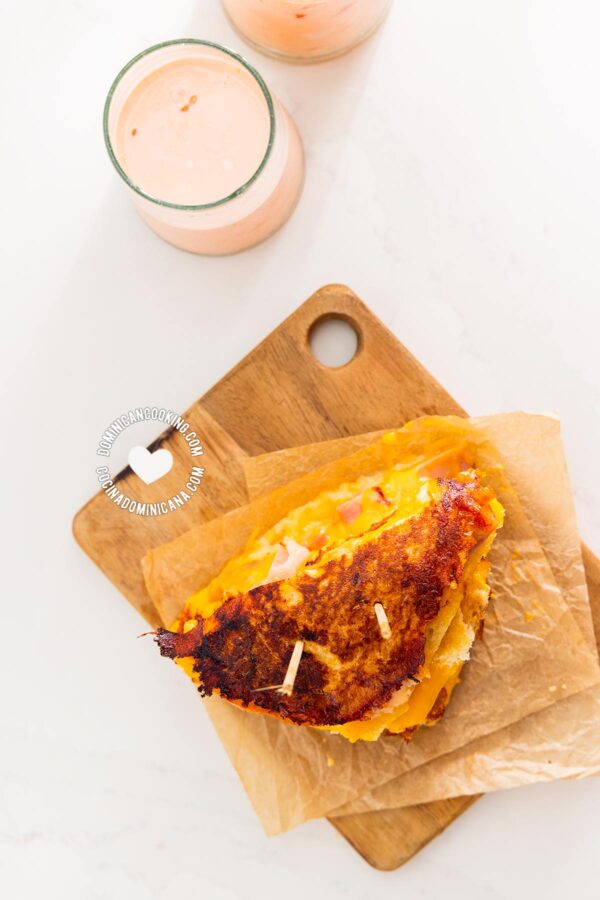 Sandwich derretido de queso.