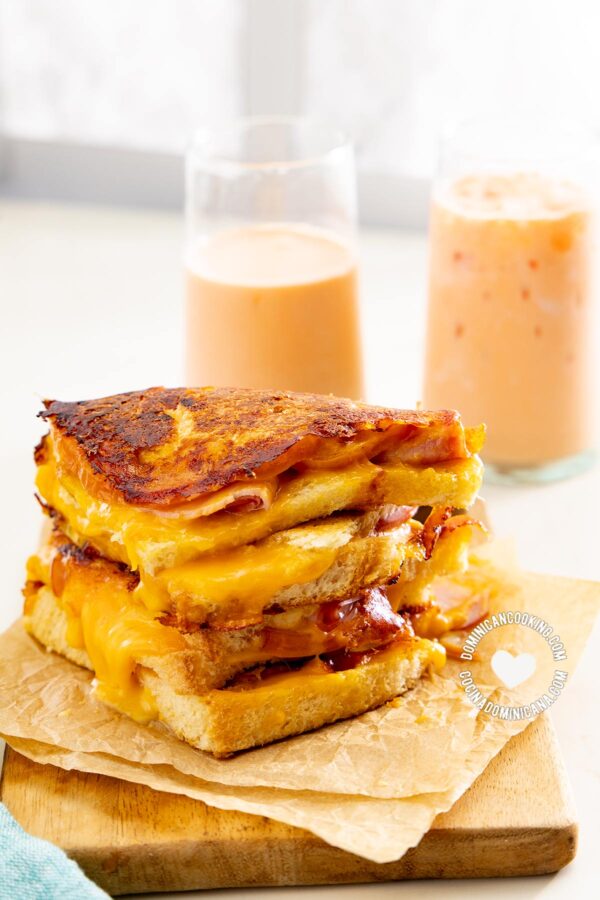 Sandwich derretido de queso.