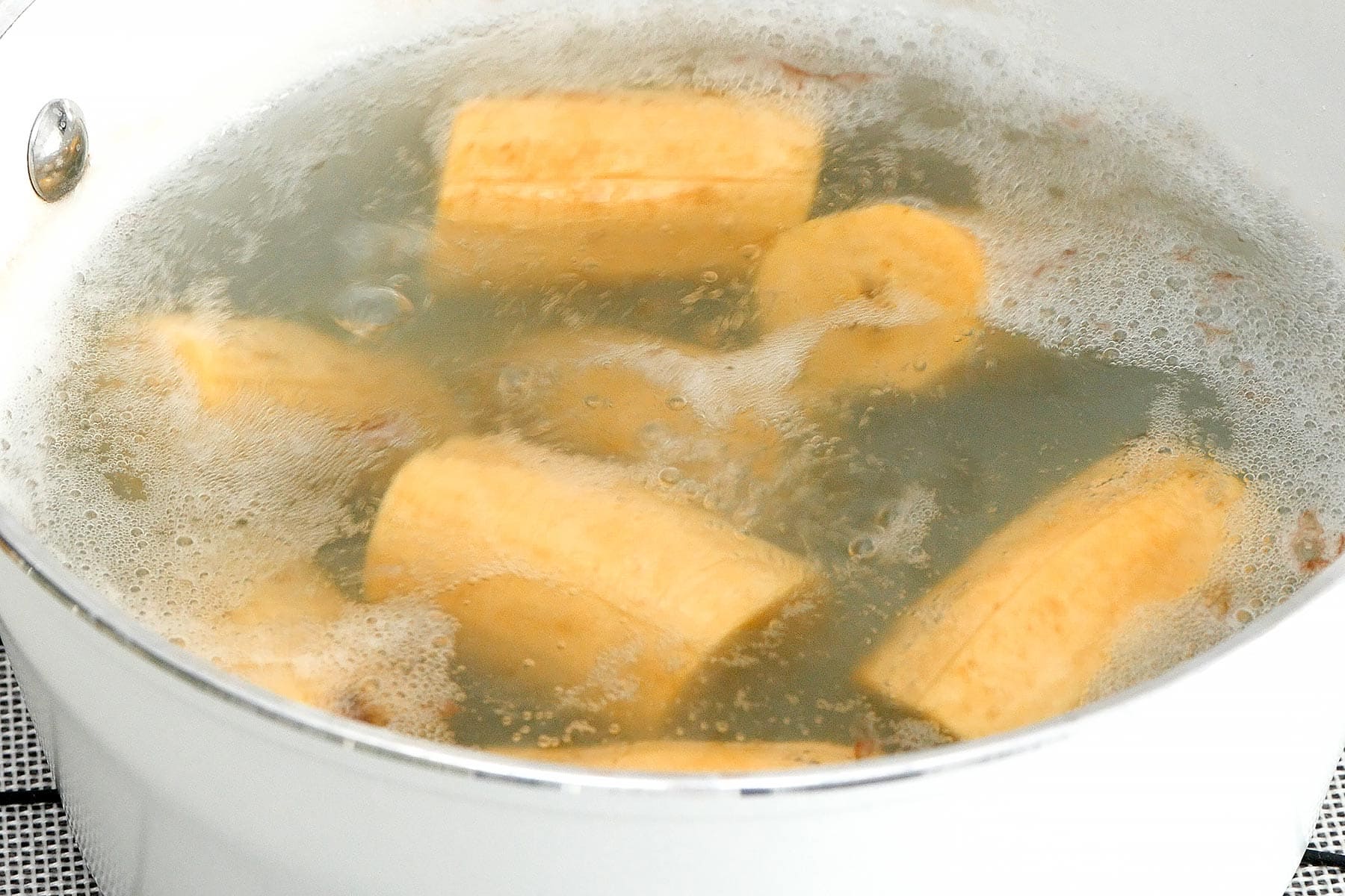 Hirviendo platanos.