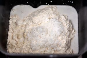 Mezclando ingredientes pan de coco samana.