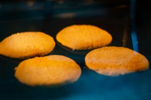 Pan de coco en el horno.