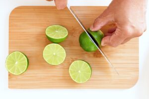 Cortando limones.