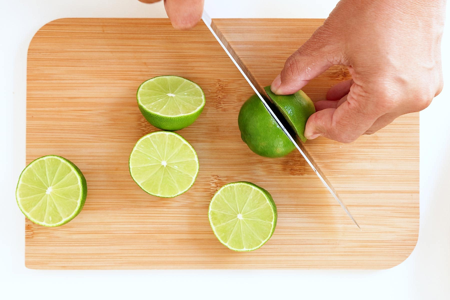Cortando limones.