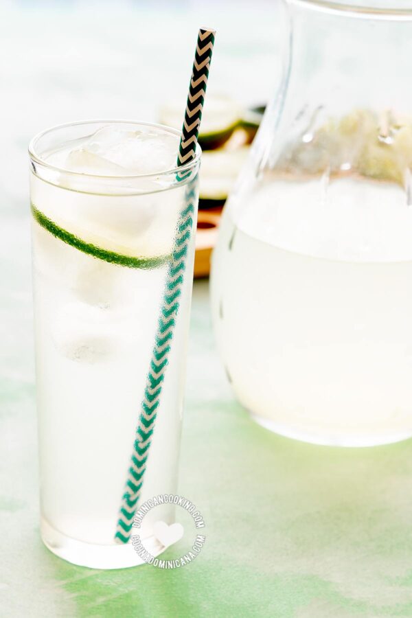 Jugo de limón (limonada dominciana).