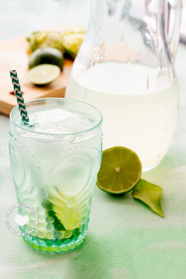 Jugo de limón (limonada dominciana).