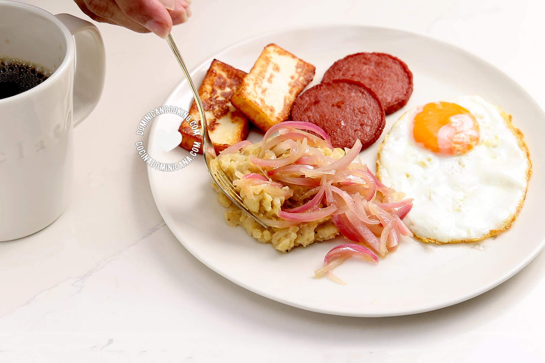 Mangu servido con queso frito, huevo frito y salami frito.