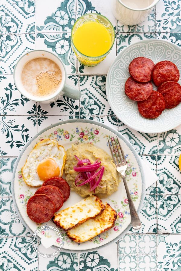 Desayuno dominicano de mangu de guineo verde.