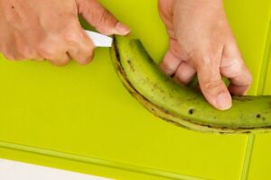 Pelando platanos.