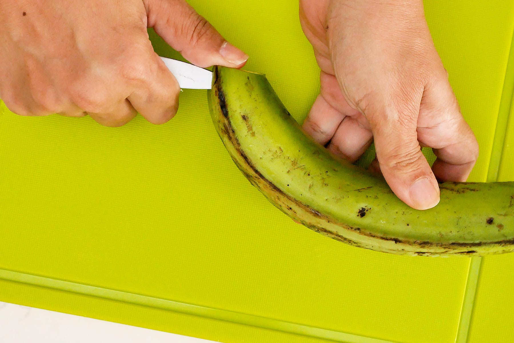 Pelando platanos.