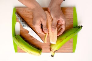 Pelando plátanos verdes.