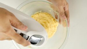 Acremando la mantequilla.