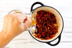 Cocinando.