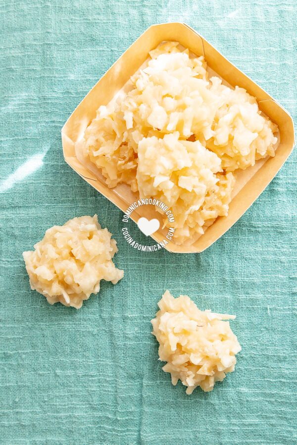 Cocadas (dulcitos de coco).