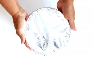 Cubriendo con papel de aluminio.