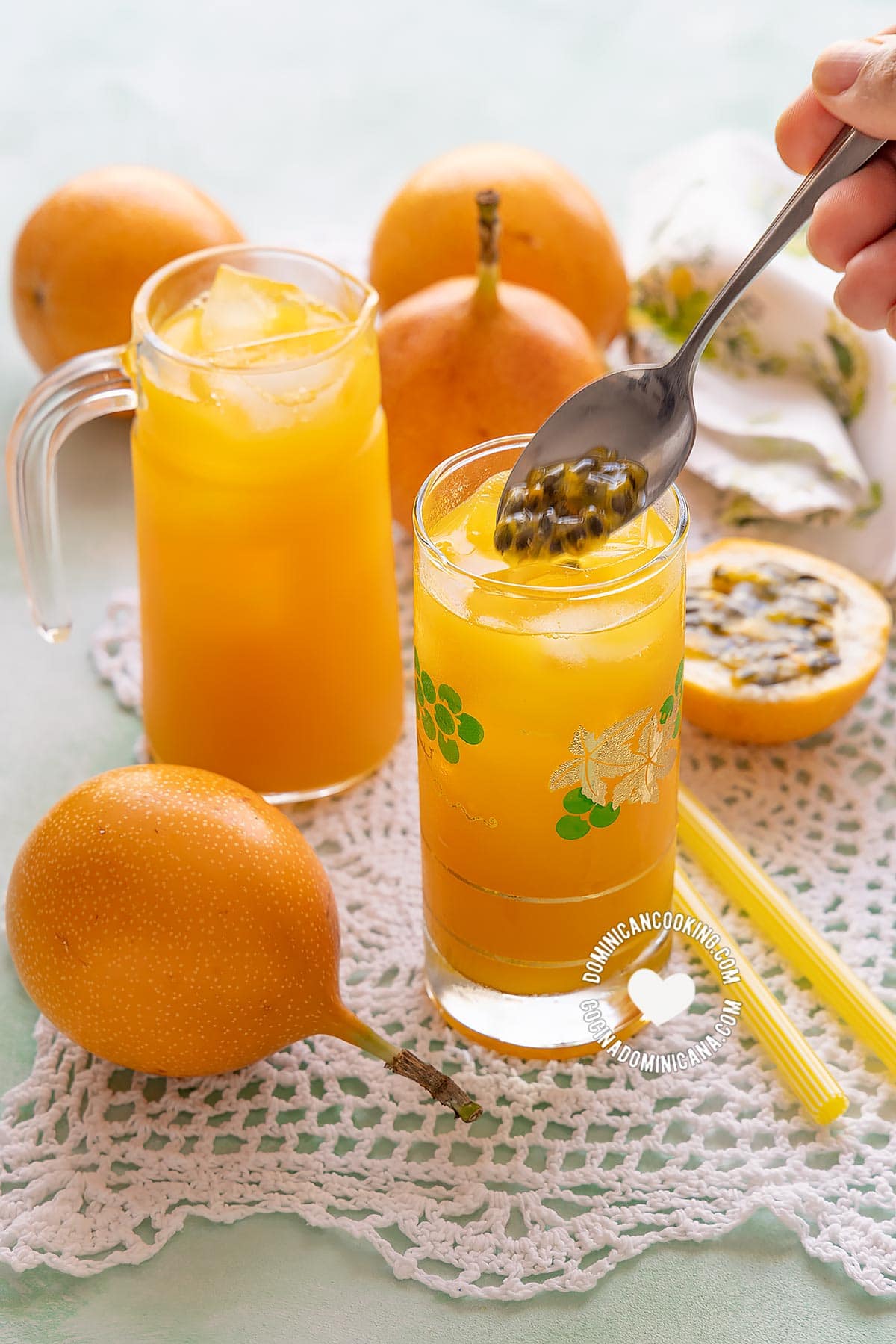 Jugo de chinola (jugo de maracuyá o parchita).