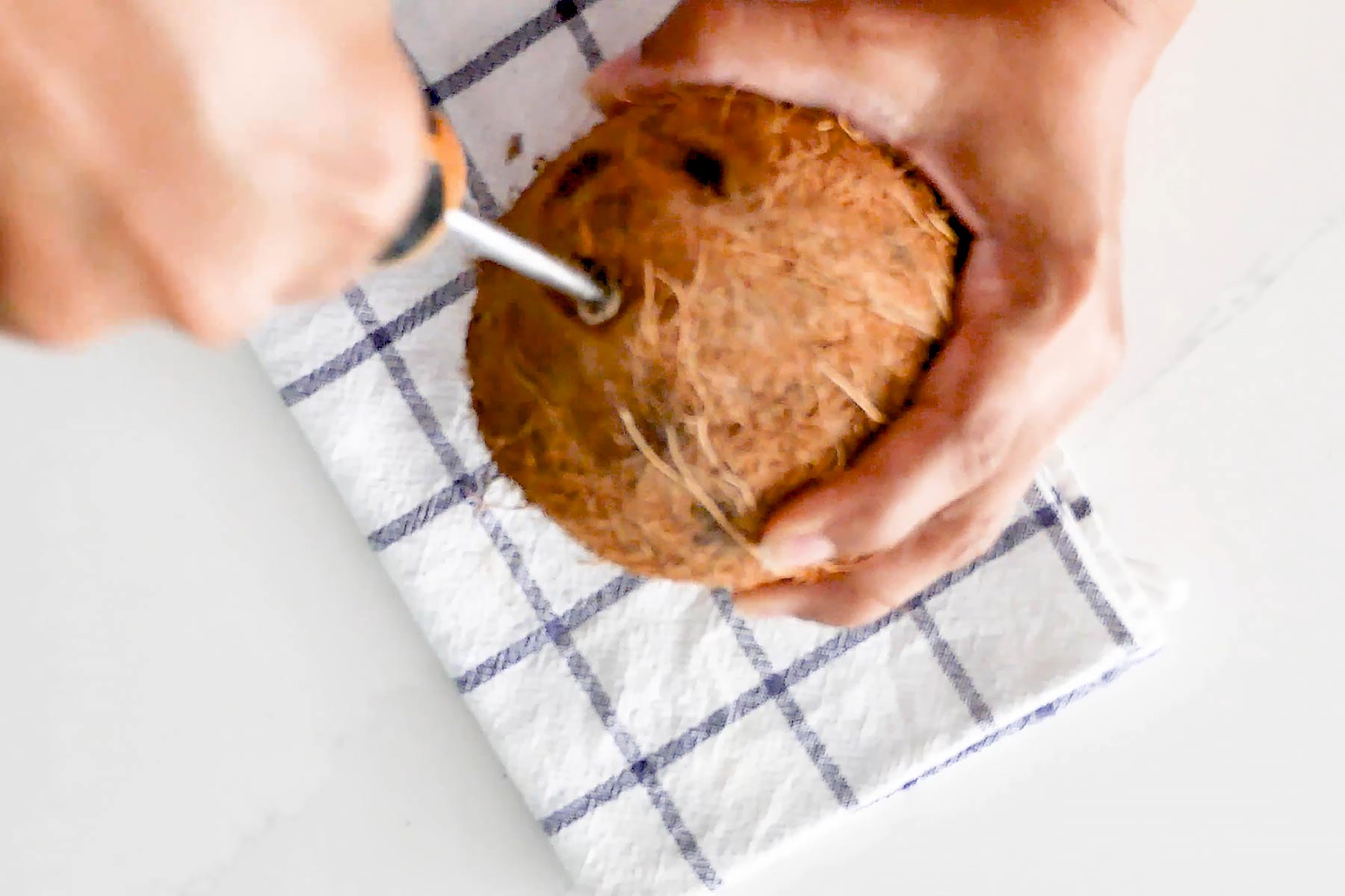 Abriendo ojos del coco.