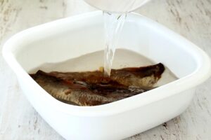 Remojando el bacalao.