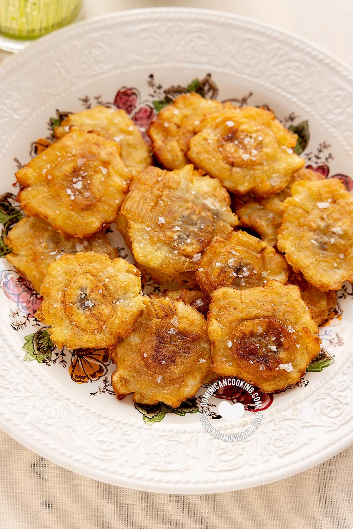 Tostones de guineo verde (fritos de guineo).