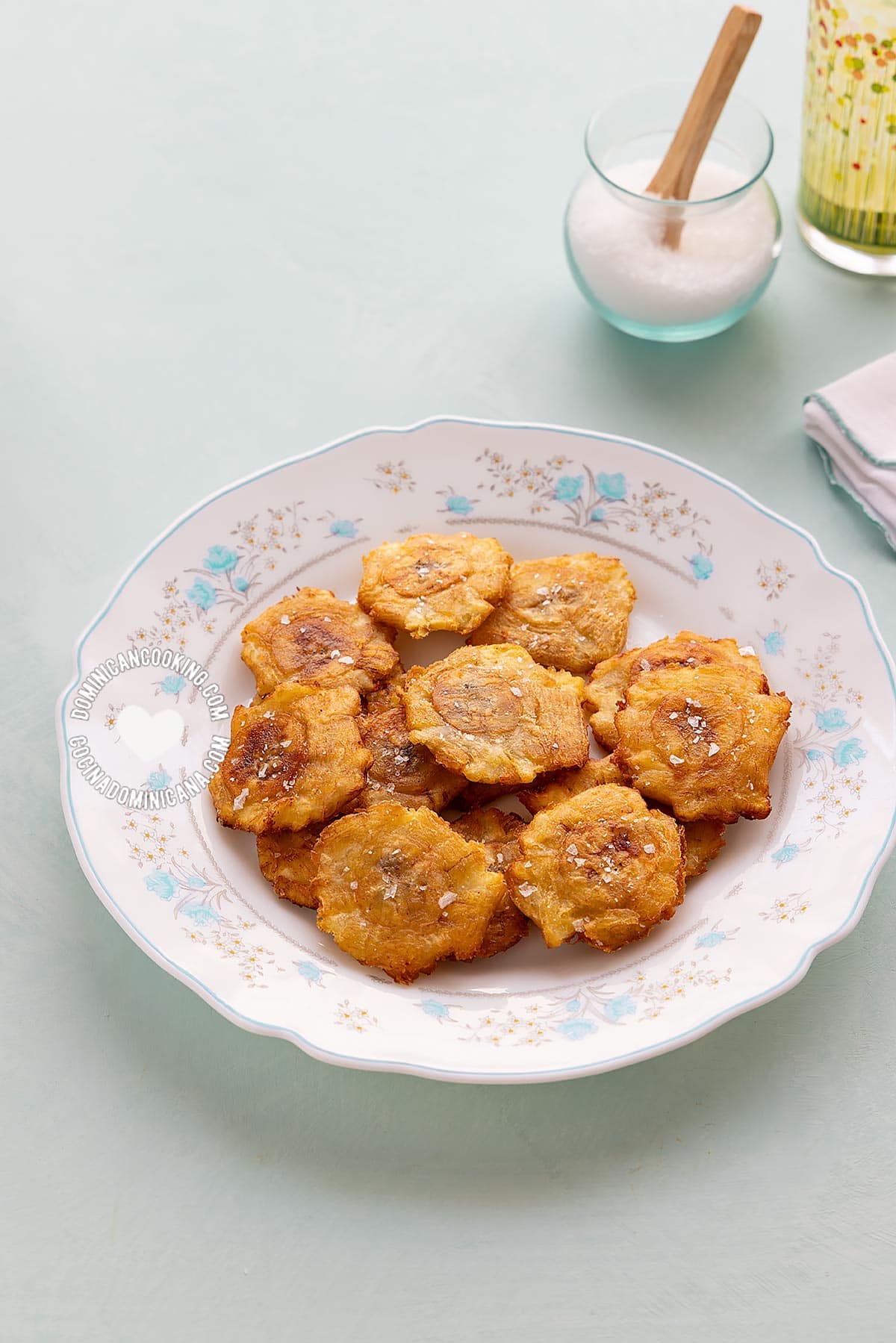 Tostones de guineo verde (fritos de guineo).