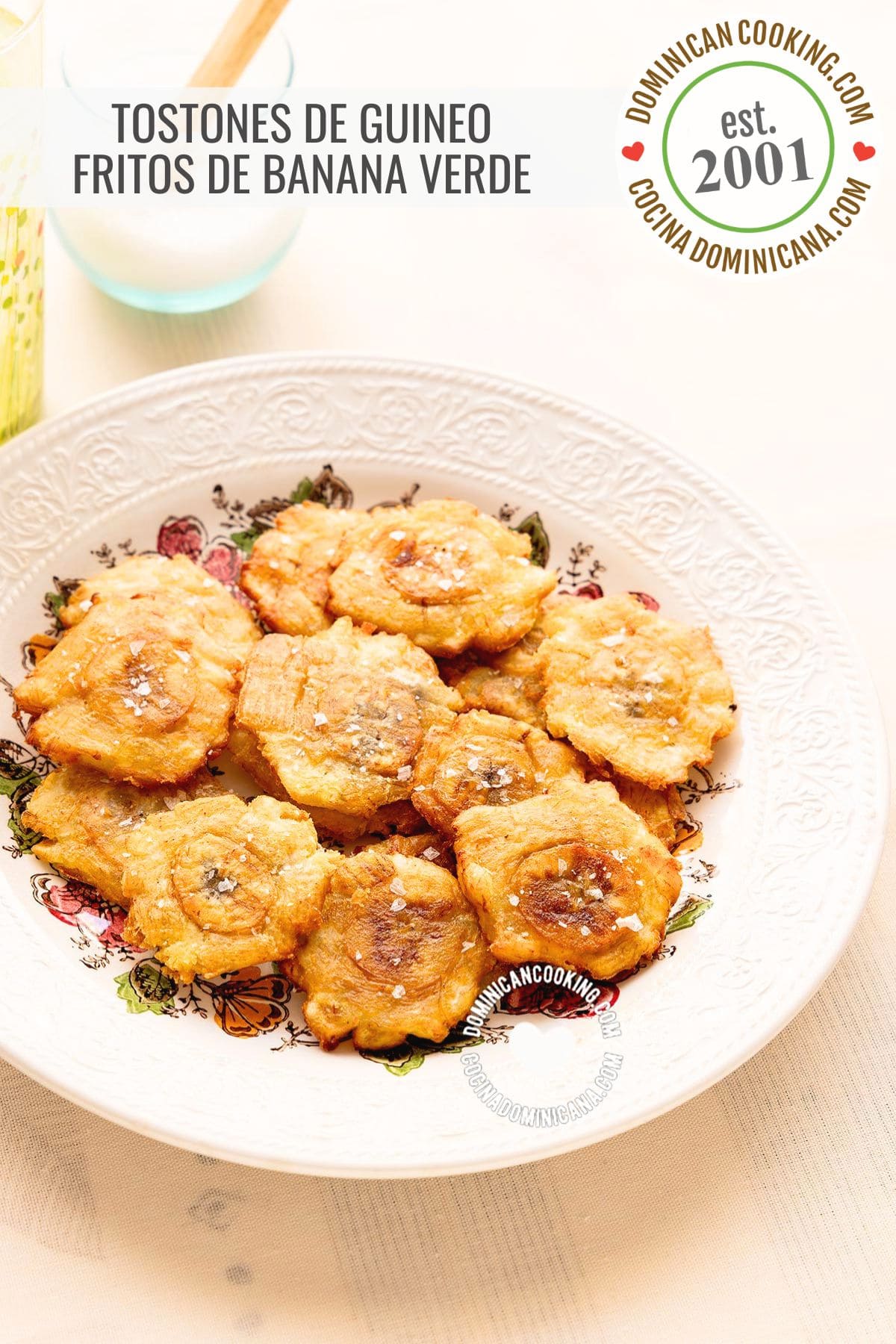 Tostones de guineo verde (fritos de guineo).