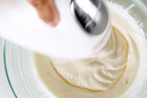 Batir crema.